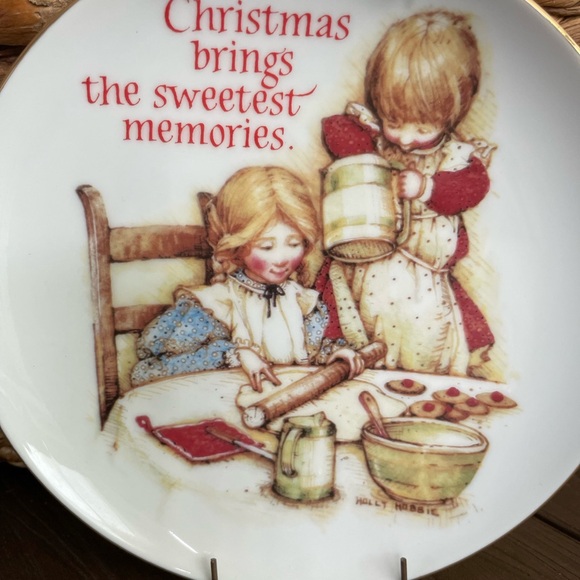 Holly Hobbie Sweet Memories Christmas Plate - Picture 2 of 3